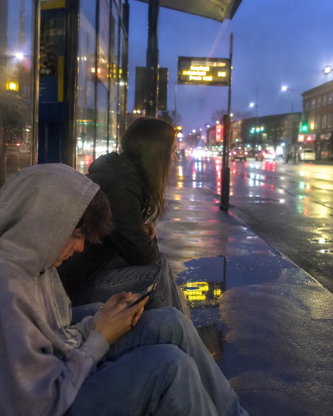 Regennacht an der Haltestelle